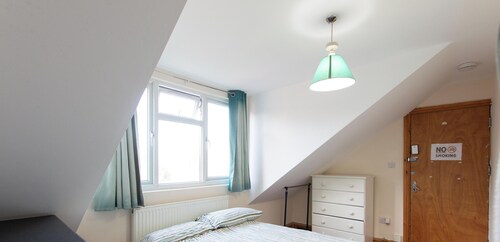 Pebbles Guest House - Flat 6