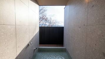 Combined shower/bathtub, spring water bathtub, free toiletries