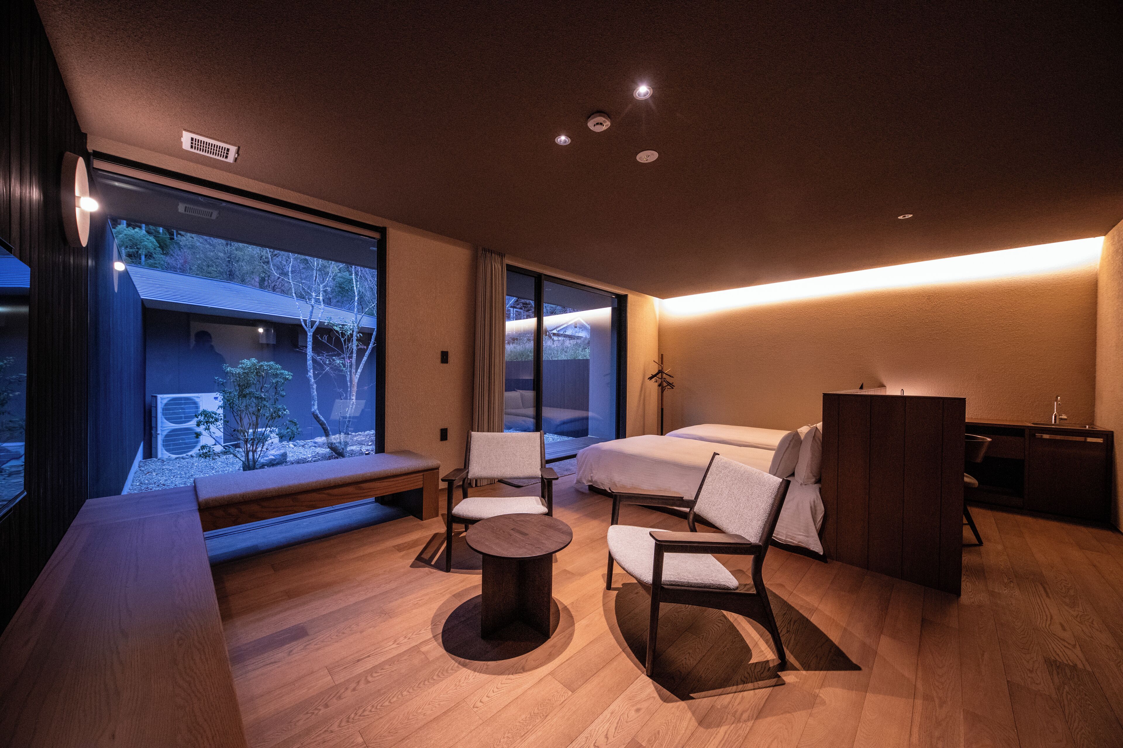 ห้องพักตกแต่งอย่างมีเอกลักษณ์, ตกแต่งพิเศษโดยเฉพาะ, โต๊ะทำงาน