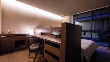 Twin Room, Non Smoking (08) | Individually decorated, individually furnished, desk, bed sheets