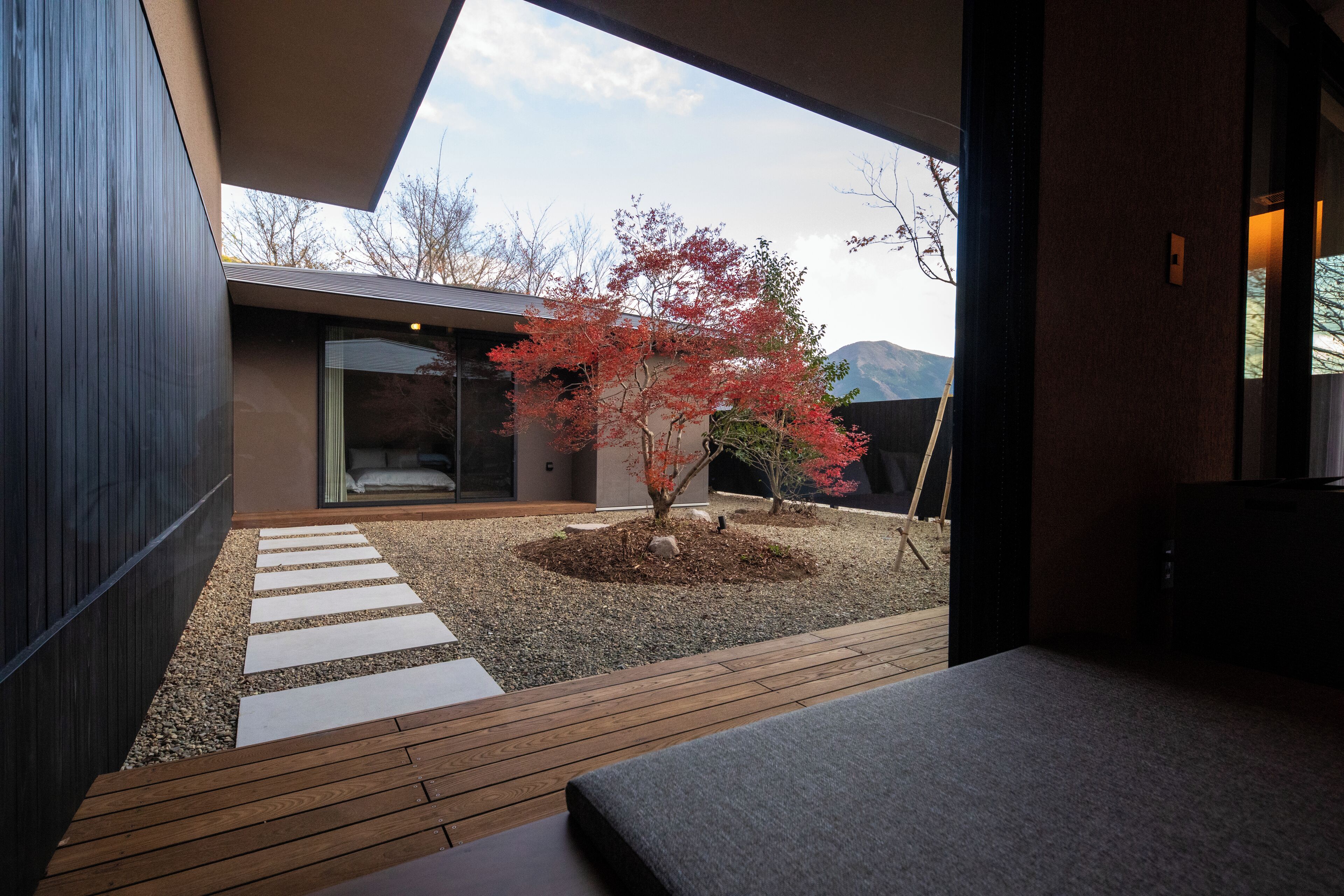 ห้องพักตกแต่งอย่างมีเอกลักษณ์, ตกแต่งพิเศษโดยเฉพาะ, โต๊ะทำงาน