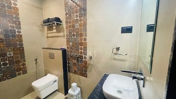 Quarto superior | Banheiro | Chinelos, toalhas de banho, sabonete, shampoo