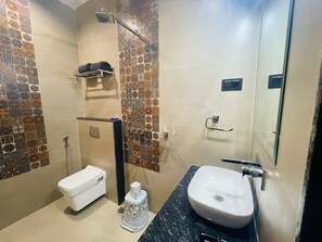 Chambre Supérieure | Salle de bain | Chaussons, serviettes fournies, savon, shampoing