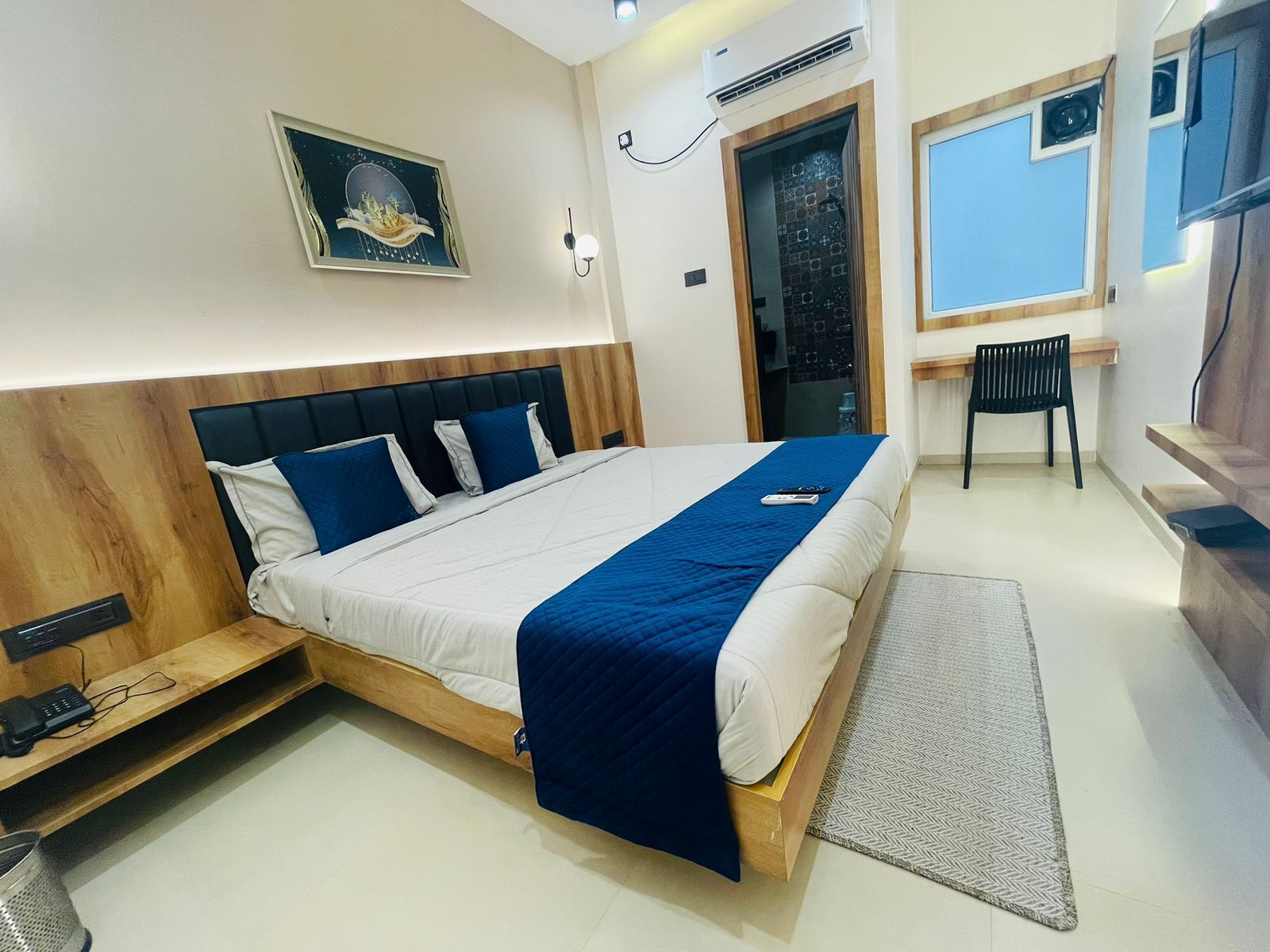 Chambre Deluxe | Bureau, espace de travail pour ordinateur portable, rideaux occultants