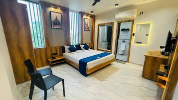 Habitación Premium | Escritorio, espacio para trabajar con laptop y cortinas blackout