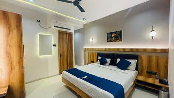 Executive-Zimmer | Schreibtisch, laptopgeeigneter Arbeitsplatz, Verdunkelungsvorhänge