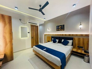 Executive Room | Desk, laptop workspace, blackout curtains, soundproofing - Hotel The Golden Tree (Damoh)