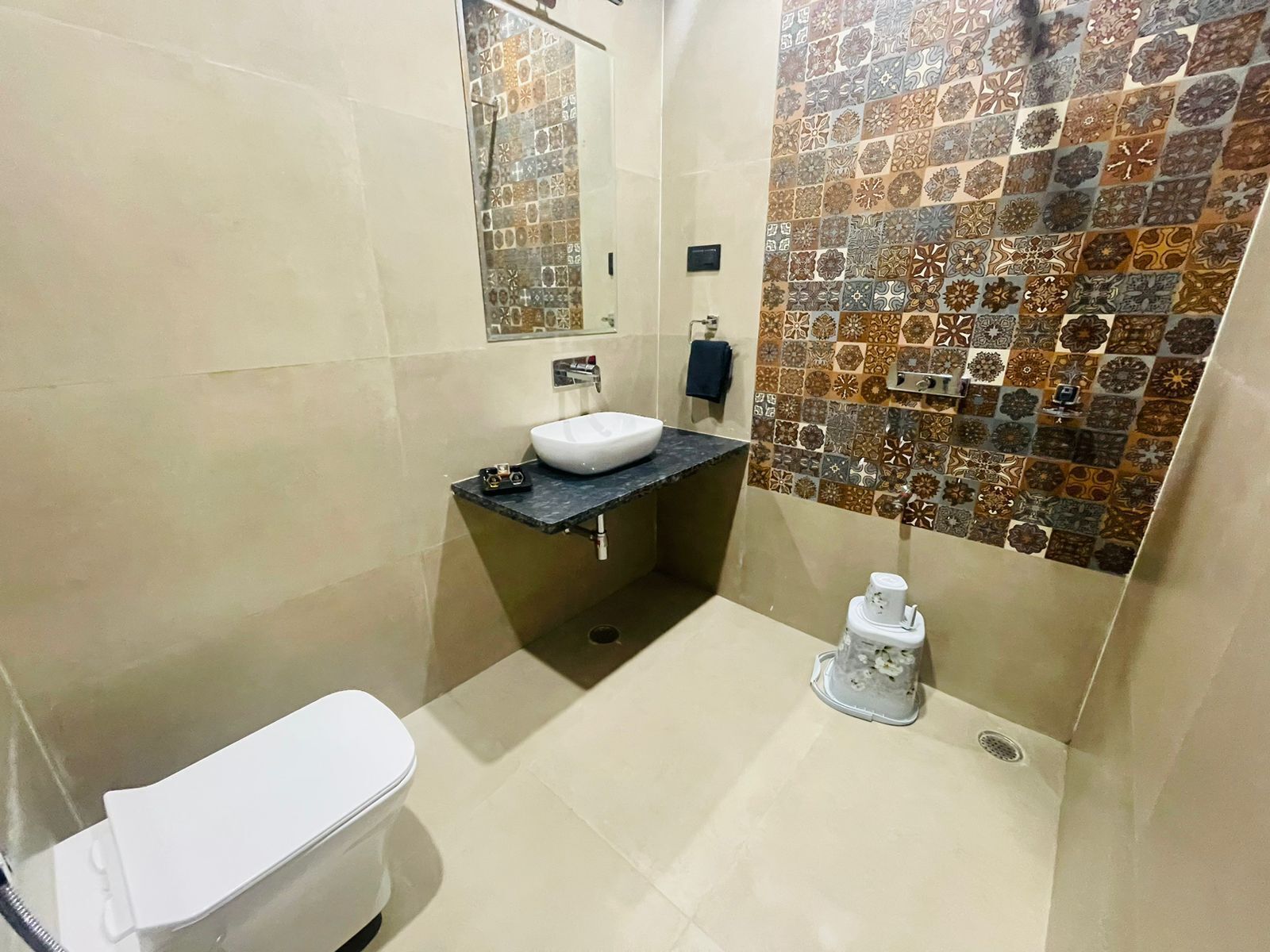 Quarto luxo | Banheiro | Chinelos, toalhas de banho, sabonete, shampoo