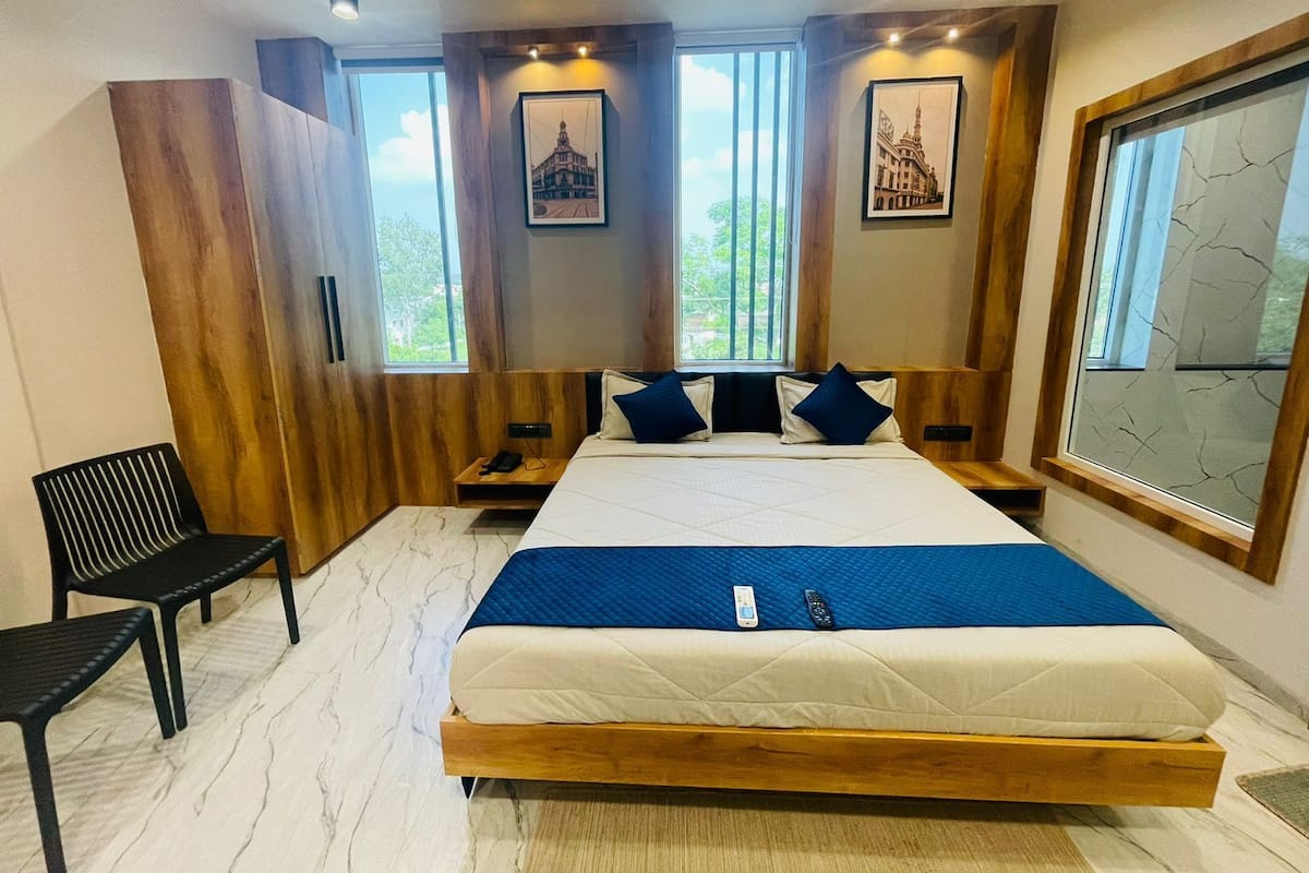 Chambre Premium | Bureau, espace de travail pour ordinateur portable, rideaux occultants