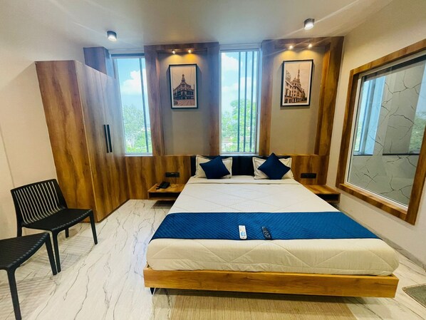 Habitación Premium | Escritorio, espacio para trabajar con laptop y cortinas blackout 
