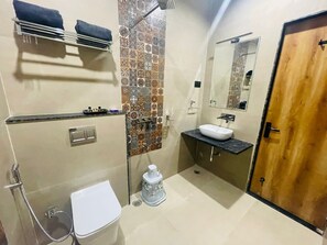 Superior Room | Bathroom | Slippers, towels, soap, shampoo - Hotel The Golden Tree (Damoh)