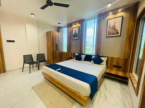 Habitación Premium | Escritorio, espacio para trabajar con laptop y cortinas blackout 