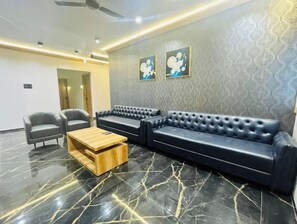 Coin salon dans le hall