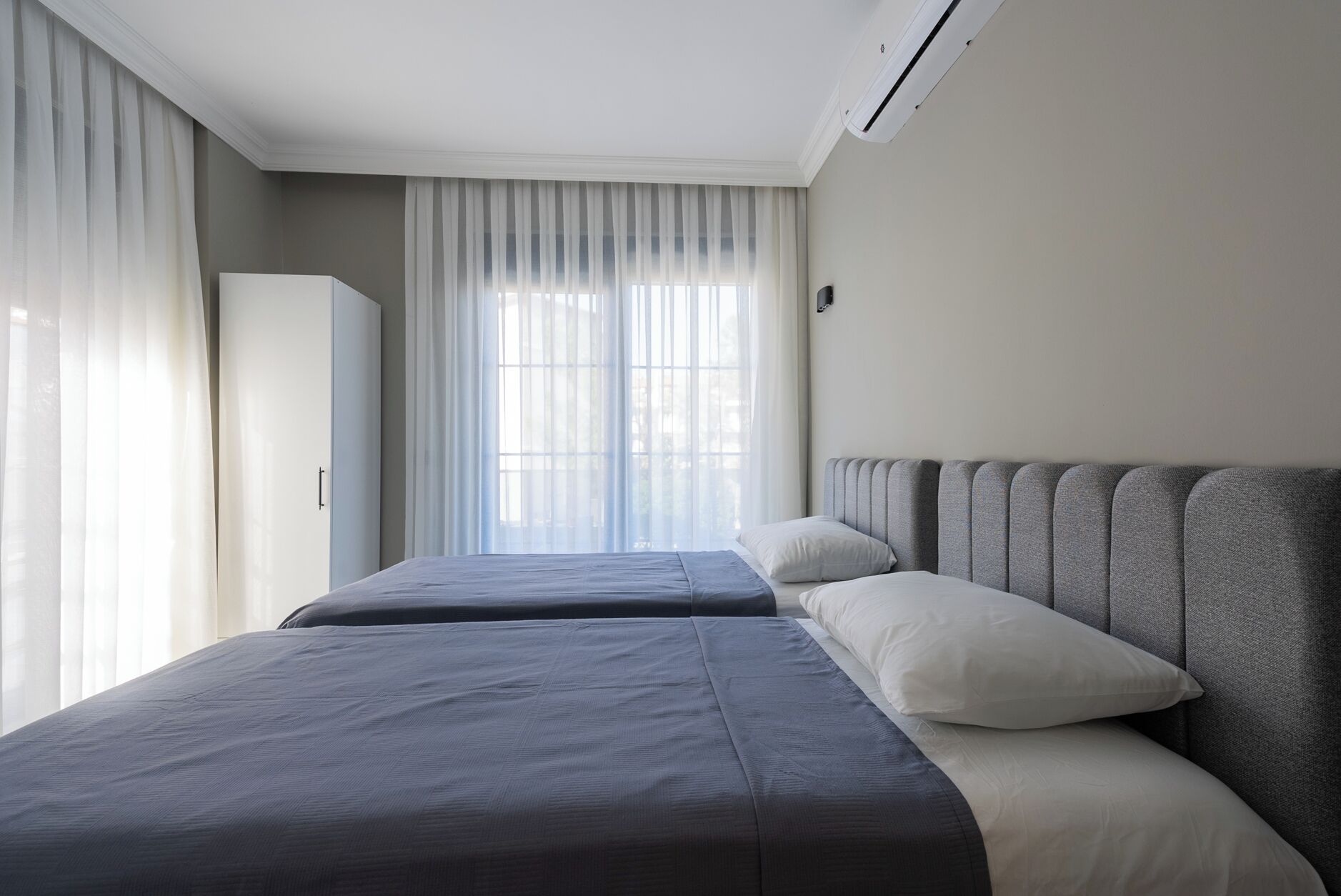 Tabla de planchar con plancha, cunas gratuitas y wifi gratis 