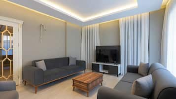 Villa, vistas al jardín | Zona de estar | Smart TV de 14 pulgadas con canales por cable