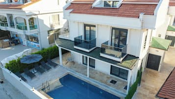 Villa, vistas al jardín | Vistas a la calle