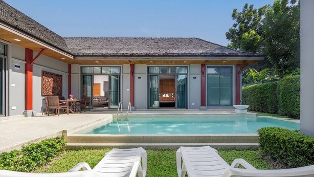 A modern house with a swimming pool, outdoor seating, and a well-maintained garden. - Villa Kiana Private Pool 10 min Nai Harn (Rawai)