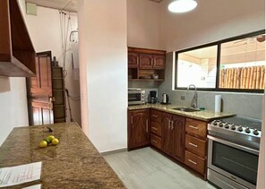 Fridge, oven, stovetop - Casa Terracota: Lovely 3-bedroom house in Atenas Perfect for Relaxing Getaways (Atenas)