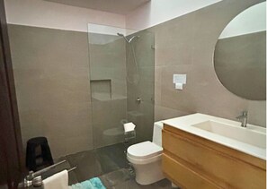 Shower, towels, soap, toilet paper - Casa Terracota: Lovely 3-bedroom house in Atenas Perfect for Relaxing Getaways (Atenas)