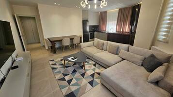 Perhehuoneisto, 2 makuuhuonetta, kaupunkinäköala | Työpöytä, ilmainen Wi-Fi, vuodevaatteet