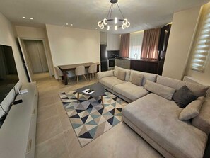 Familie appartement, 2 slaapkamers, uitzicht op de stad | Een bureau, gratis wifi, beddengoed