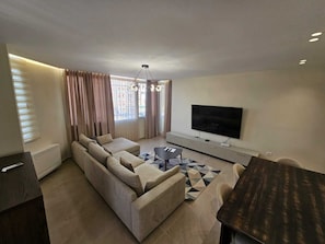 Apartamento família, 2 quartos, vista para a cidade | Área de estar | Pisos aquecidos
