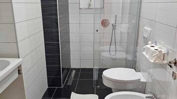 Basic-lejlighed - byudsigt | Badeværelse | Bruser, håndklæder, Sæbe, Shampoo