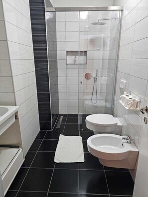 شقة بتجهيزات أساسية - منظر للمدينة | حمام | تجهيزات دش، مناشف، صابون، شامبو