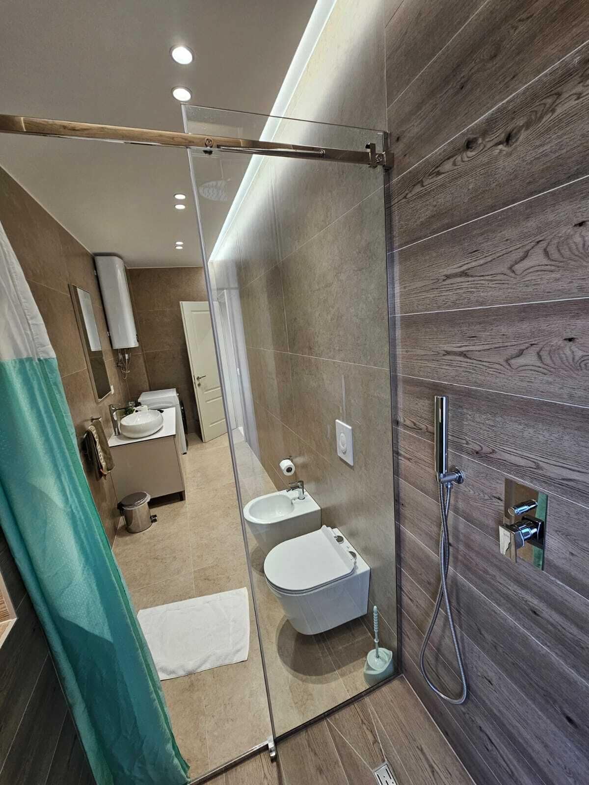 Familieleilighet, byutsikt | Bad | Dusj, håndklær, såpe og sjampo