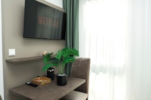 Habitación básica doble de uso individual, cocina básica | Zona de estar