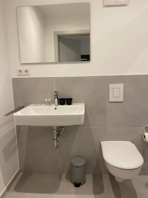 Deluxe Double Room, Kitchenette | Bathroom | Shower, hair dryer, towels, soap - Living Inn (Rheda-Wiedenbrück)