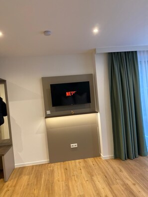 In-room safe, desk, laptop workspace, soundproofing - Living Inn (Rheda-Wiedenbrück)