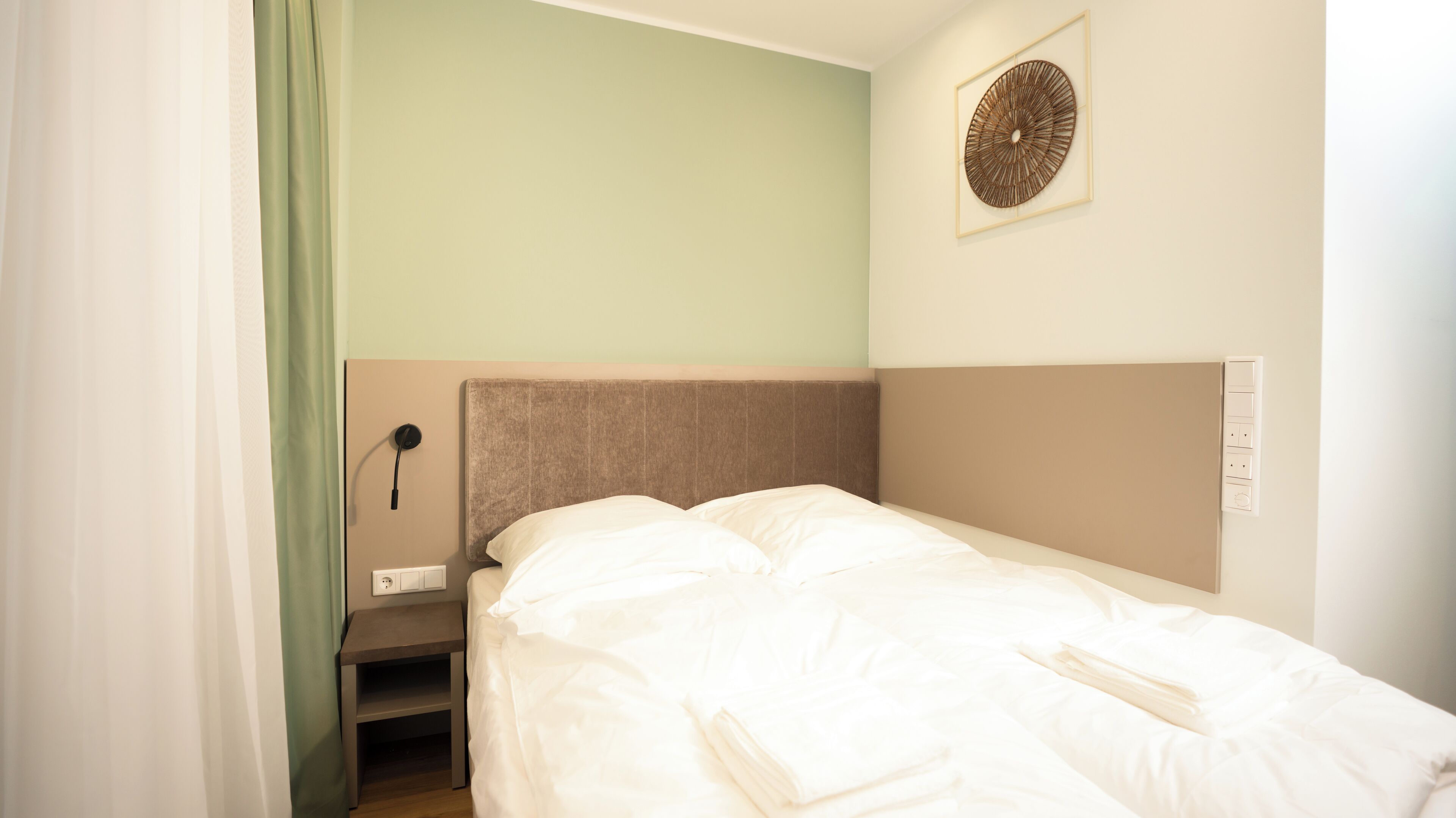 Habitación básica doble de uso individual, cocina básica | Caja fuerte, escritorio, espacio para trabajar con un portátil