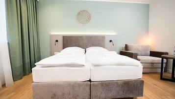 Zimmersafe, Schreibtisch, laptopgeeigneter Arbeitsplatz