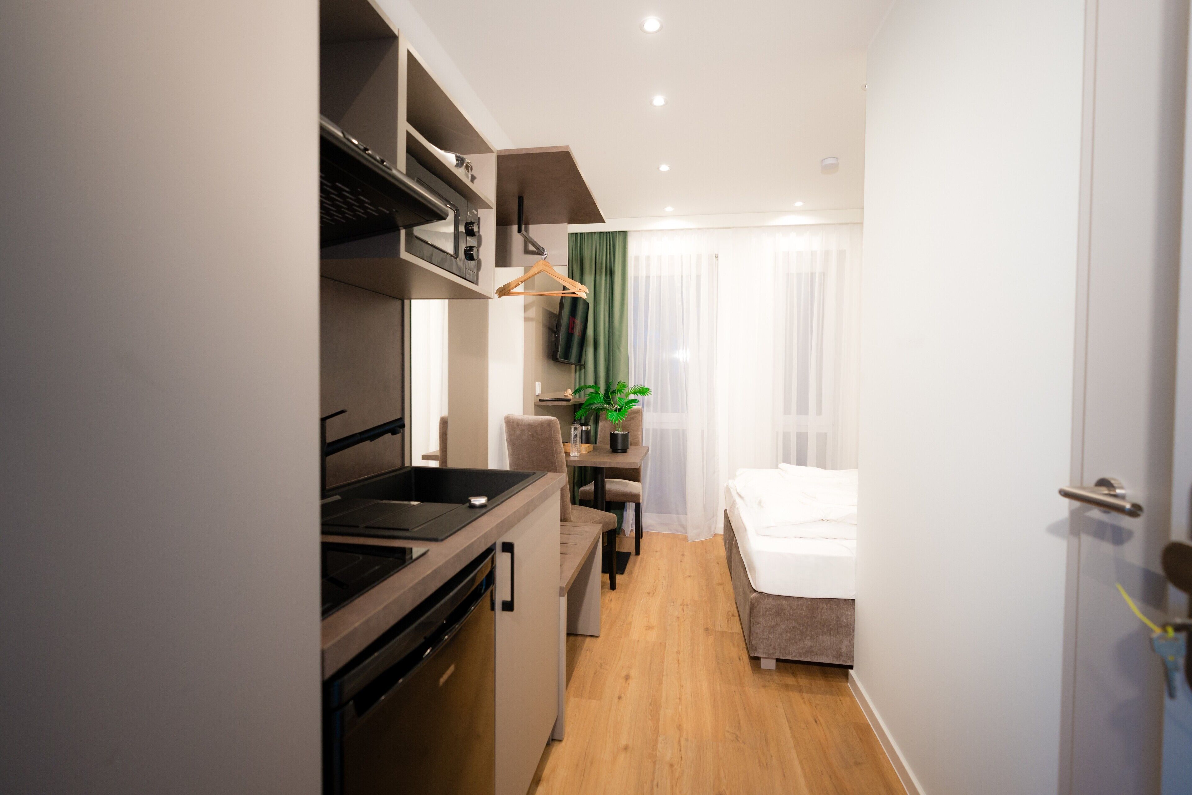 Basic-Doppelzimmer zur Einzelnutzung, Kochnische | Wohnbereich | Fernseher