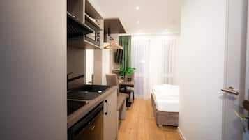 Basic-Doppelzimmer zur Einzelnutzung, Kochnische | Wohnbereich | Fernseher