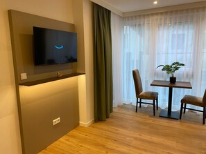 In-room safe, desk, laptop workspace, soundproofing - Living Inn (Rheda-Wiedenbrück)