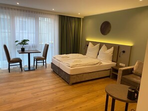 Deluxe Double Room, Kitchenette | In-room safe, desk, laptop workspace, soundproofing - Living Inn (Rheda-Wiedenbrück)