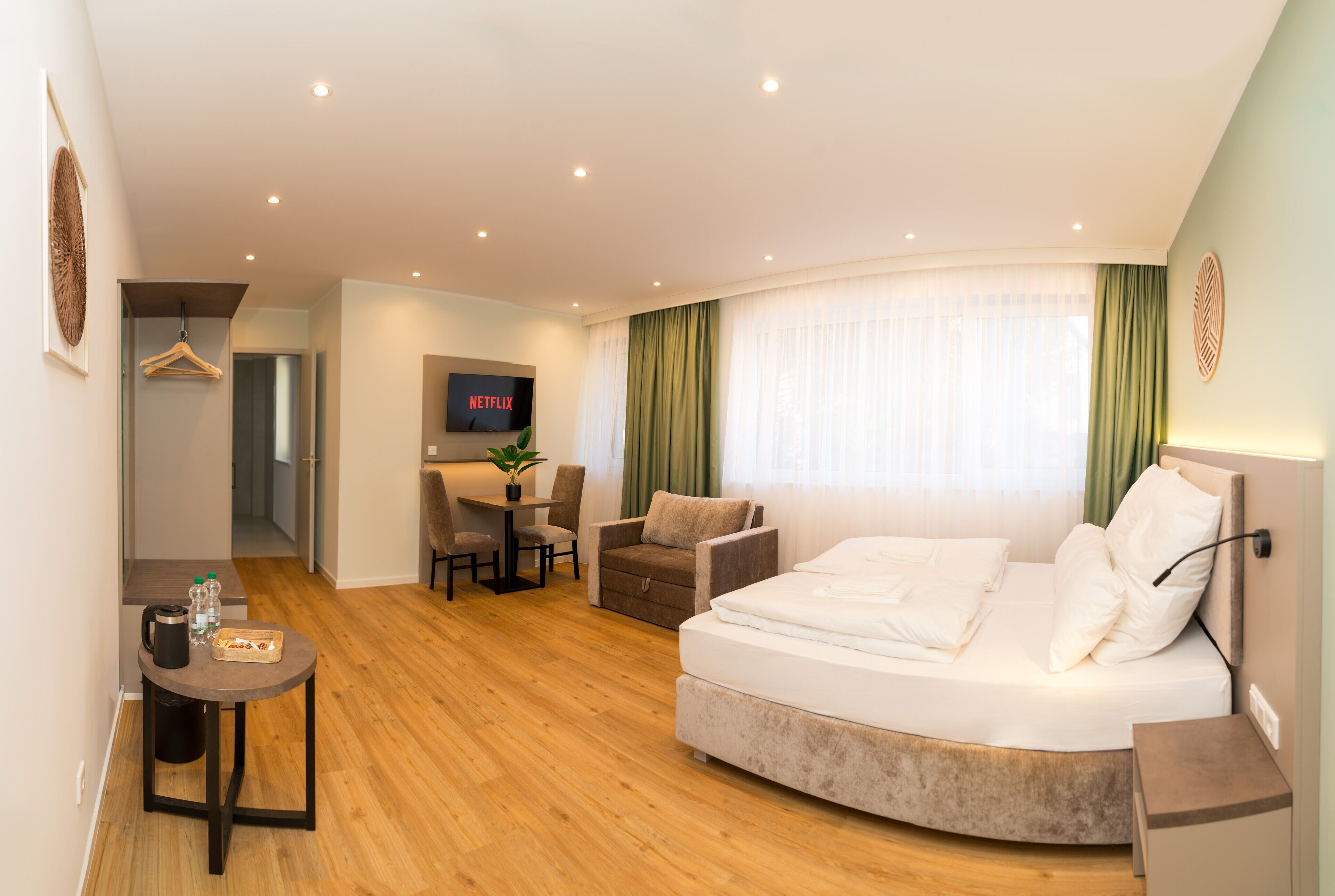 Deluxe-Doppelzimmer, Kochnische | Wohnbereich | Fernseher