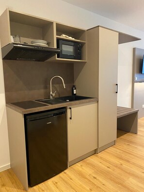 In-room safe, desk, laptop workspace, soundproofing - Living Inn (Rheda-Wiedenbrück)