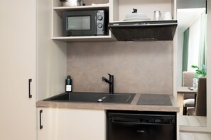 Fridge, microwave, oven, stovetop - Living Inn (Rheda-Wiedenbrück)
