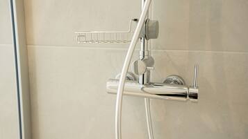 Dusche, Haartrockner, HandtĂŒcher, Seife