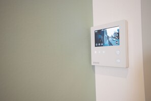 Caja fuerte, escritorio, espacio para trabajar con un portátil