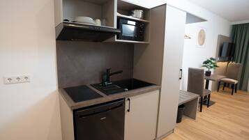 KĂŒhlschrank, Mikrowelle, Ofen, Herdplatte