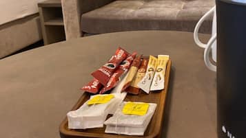 Cofres nos quartos, escrivaninha, espaço de trabalho para notebook