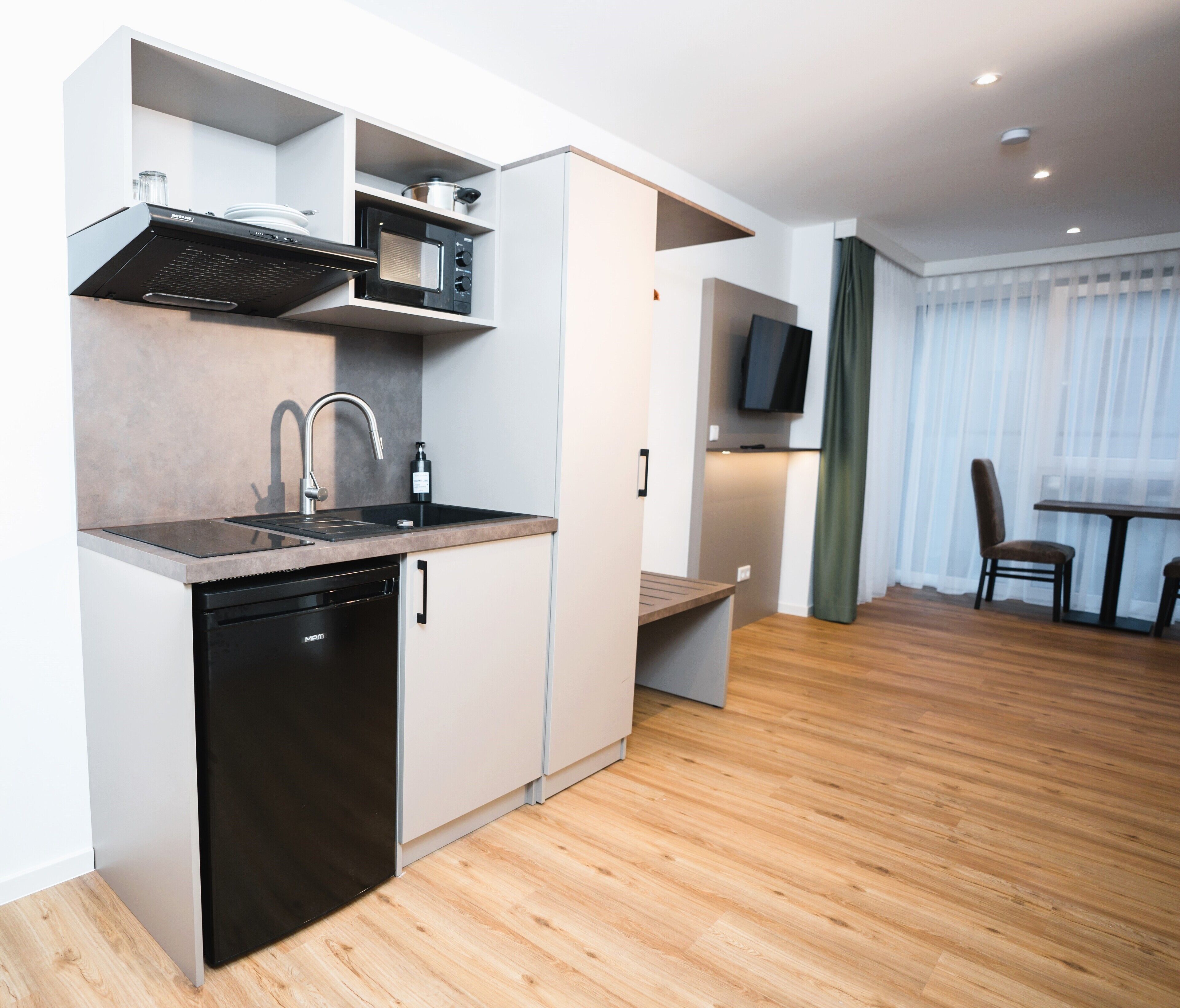 Kühlschrank, Mikrowelle, Ofen, Herdplatte