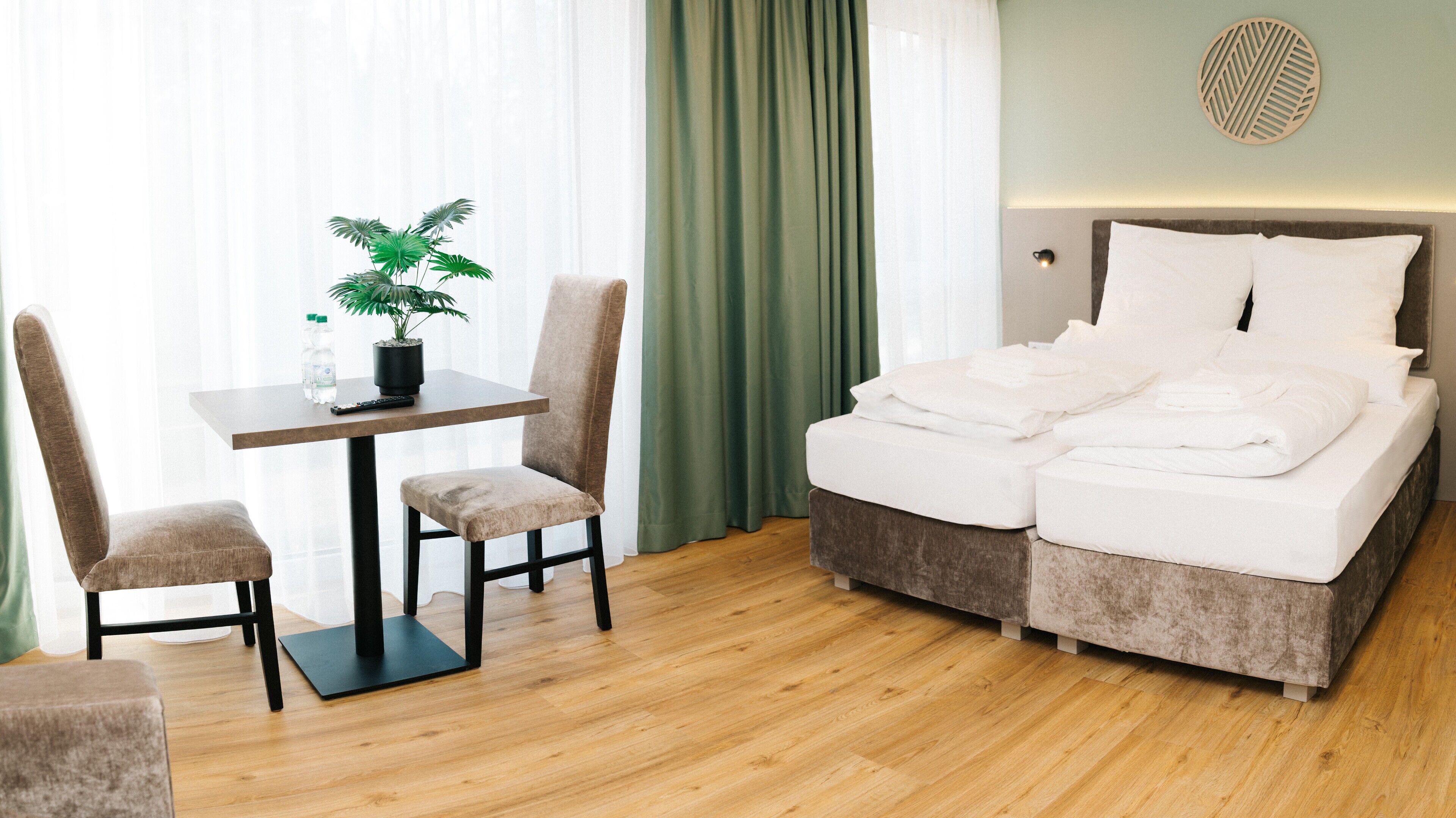 Caja fuerte, escritorio, espacio para trabajar con un portátil