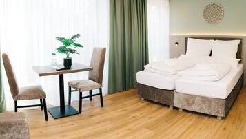 Zimmersafe, Schreibtisch, laptopgeeigneter Arbeitsplatz