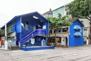 إطلالة على المدينة من المنشأة