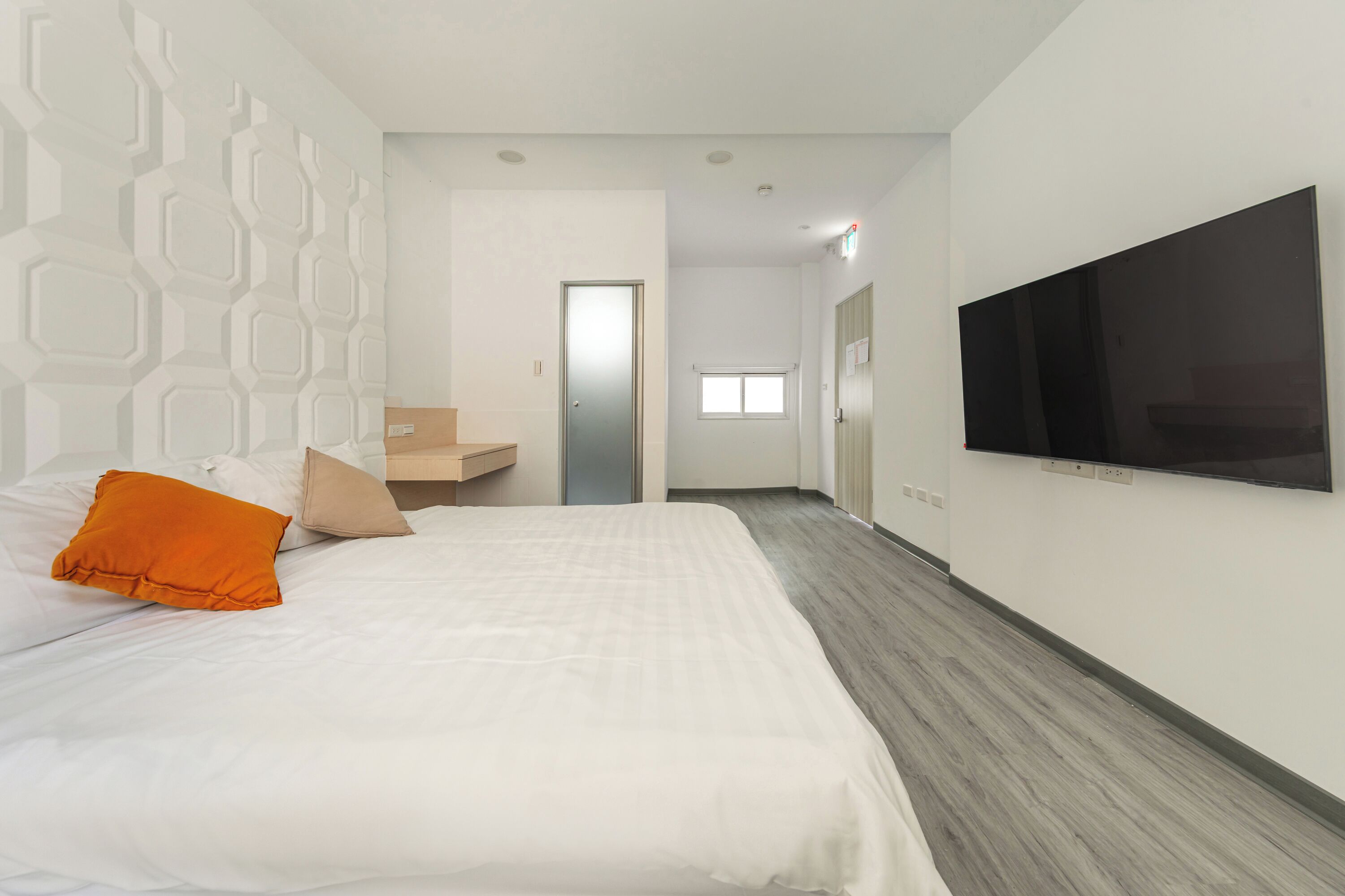 واي فاي مجانًا وملاءات أسرّة